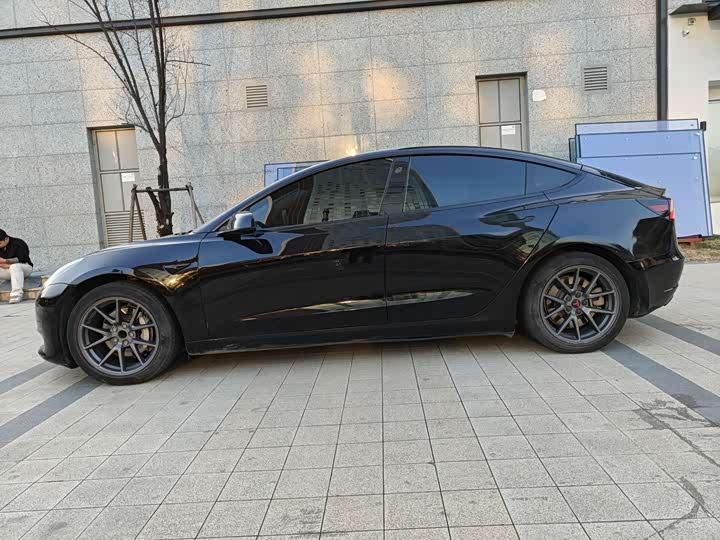 Фото 4 - Tesla Model 3