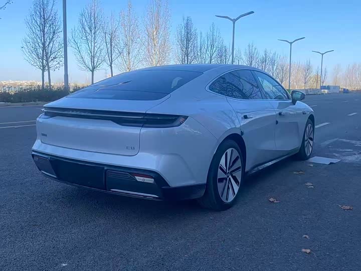 Фото 9 - Geely Galaxy E8