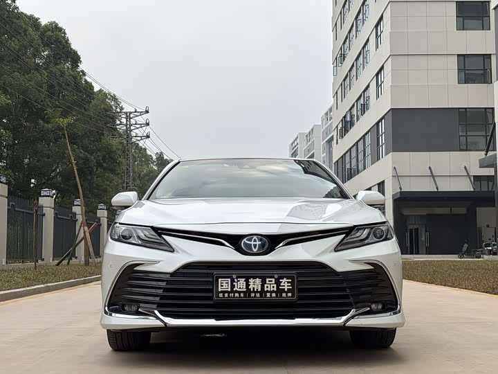 Фото 2 - Toyota Camry