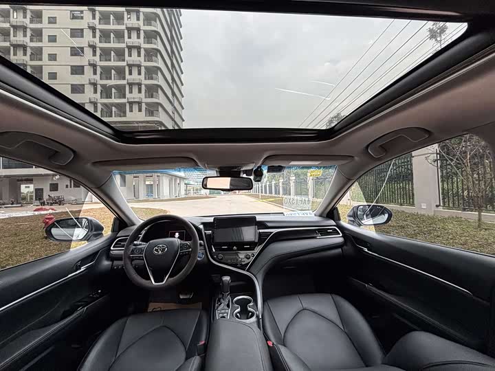 Фото 8 - Toyota Camry