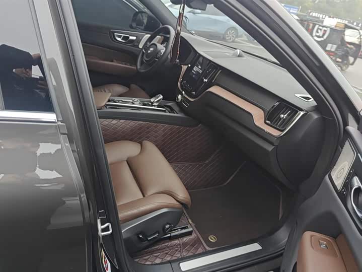 Фото 8 - Volvo XC60