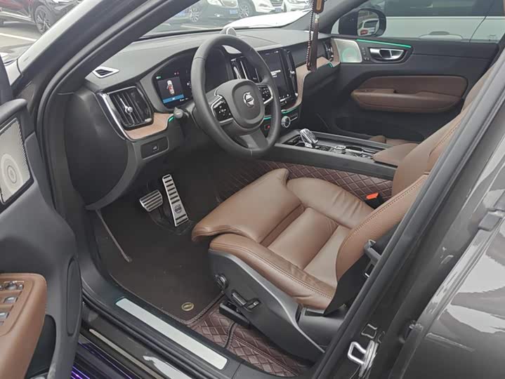 Фото 9 - Volvo XC60