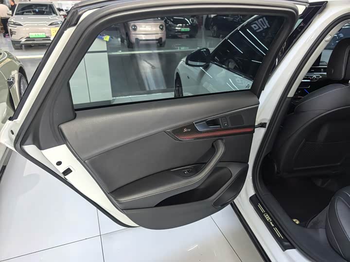 Фото 8 - Audi A4L