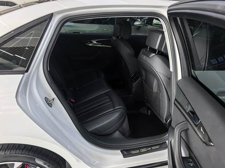 Фото 9 - Audi A4L