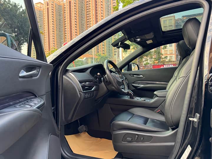 Фото 9 - Cadillac XT4