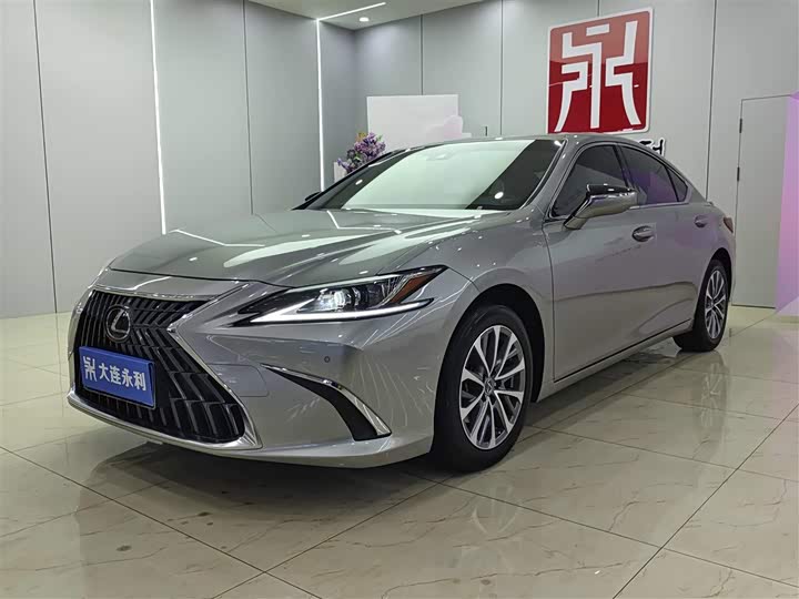 Фото 1 - Lexus ES