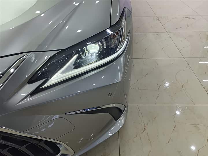 Фото 6 - Lexus ES