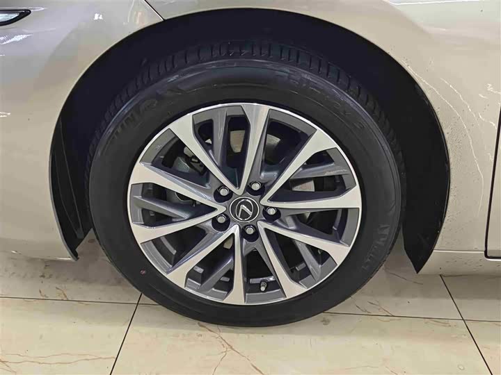 Фото 7 - Lexus ES