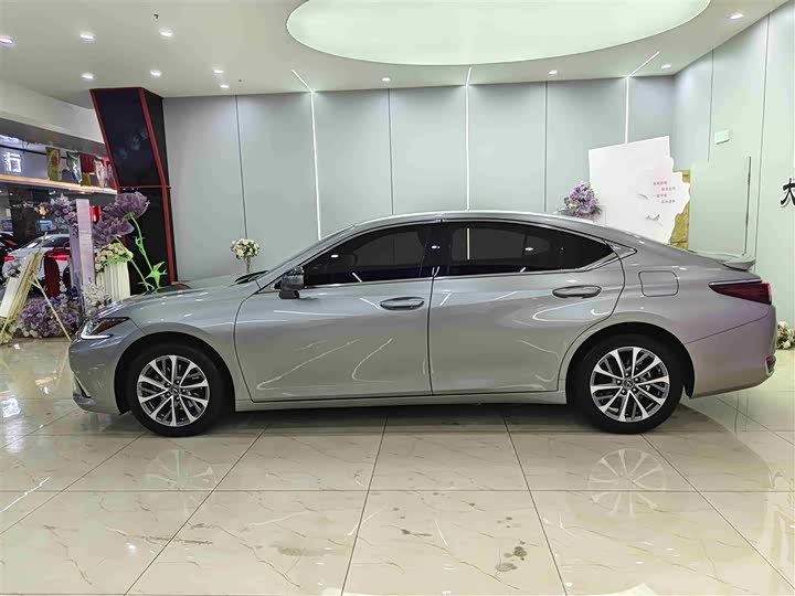 Фото 8 - Lexus ES