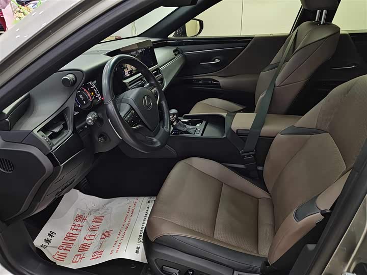 Фото 9 - Lexus ES