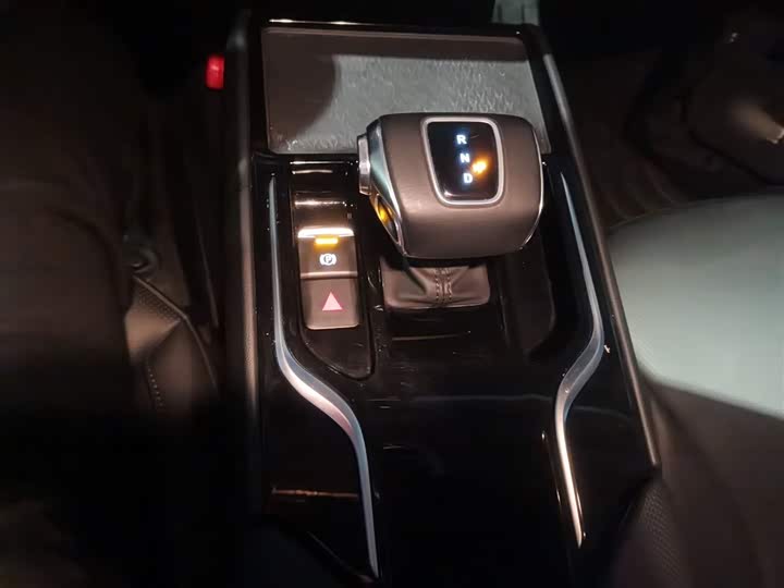 Фото 7 - Hongqi E-QM5