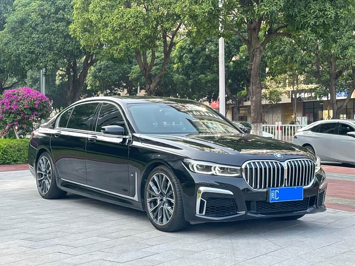 Фото 3 - BMW 7 Series