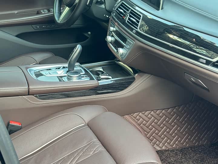 Фото 9 - BMW 7 Series