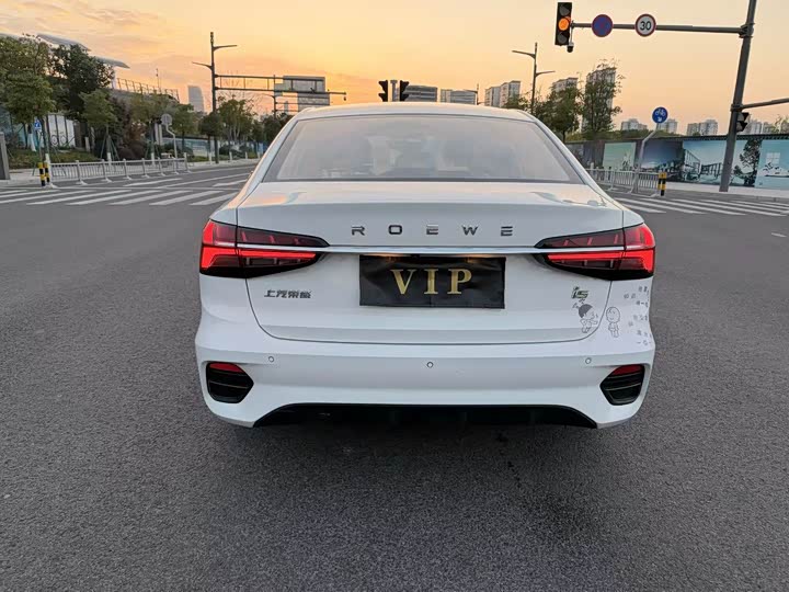 Фото 8 - Roewe i5