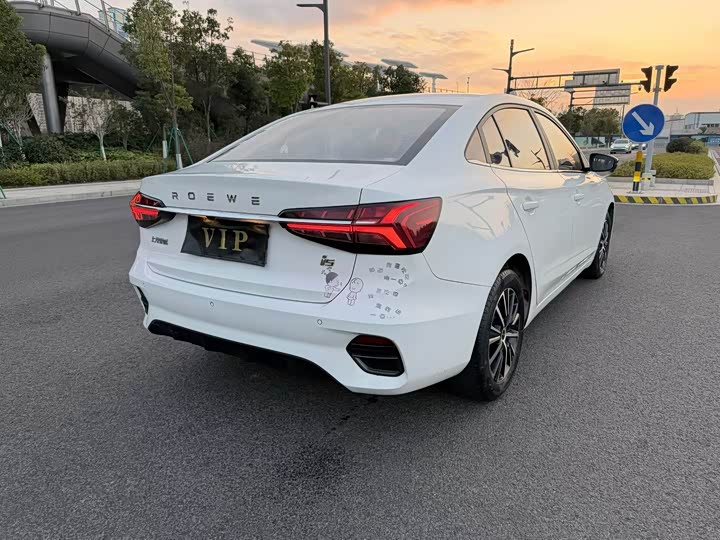 Фото 9 - Roewe i5