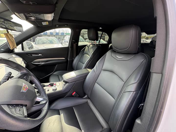 Фото 9 - Cadillac XT4