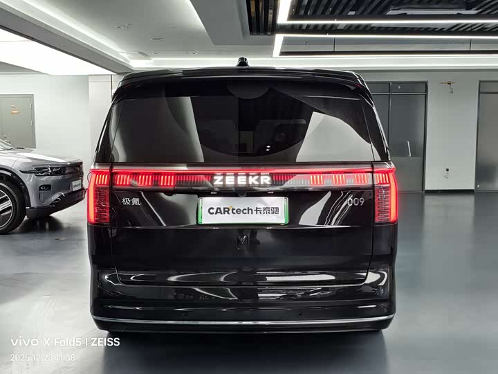 Фото 6 - Zeekr 009