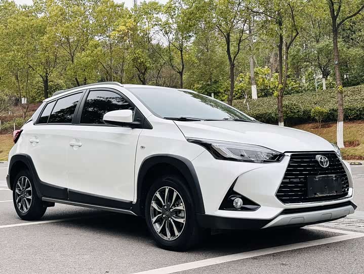 Фото 2 - Toyota Yaris L Hatchback