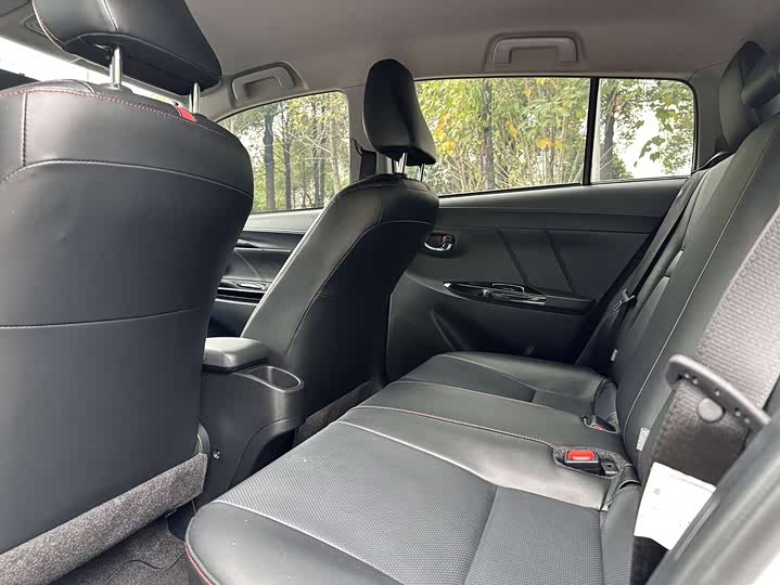 Фото 5 - Toyota Yaris L Hatchback