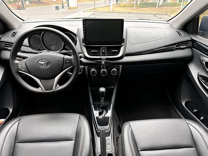 Фото 6 - Toyota Yaris L Hatchback