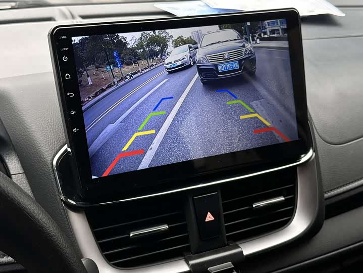 Фото 8 - Toyota Yaris L Hatchback