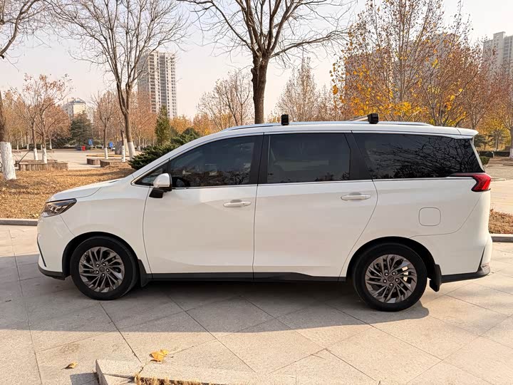 Фото 3 - Maxus Euniq 5