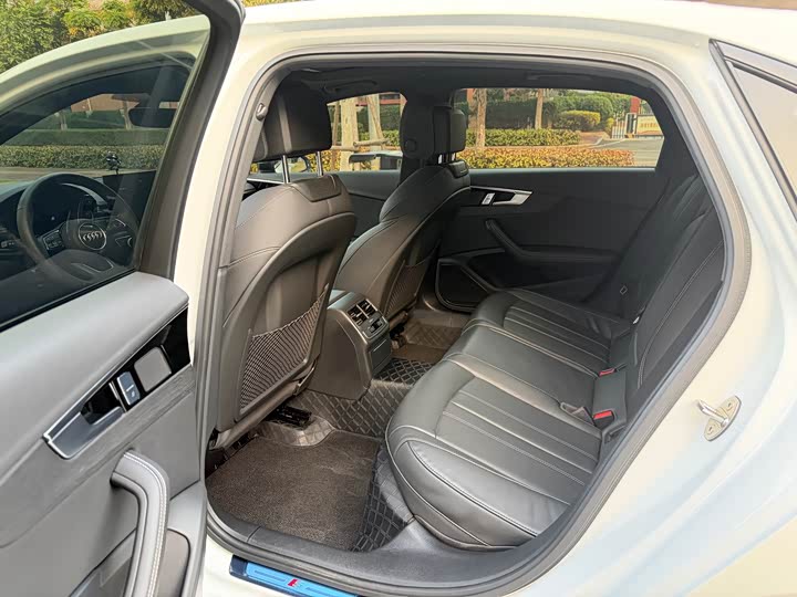 Фото 6 - Audi A4L