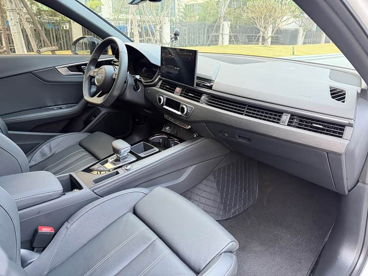 Фото 9 - Audi A4L