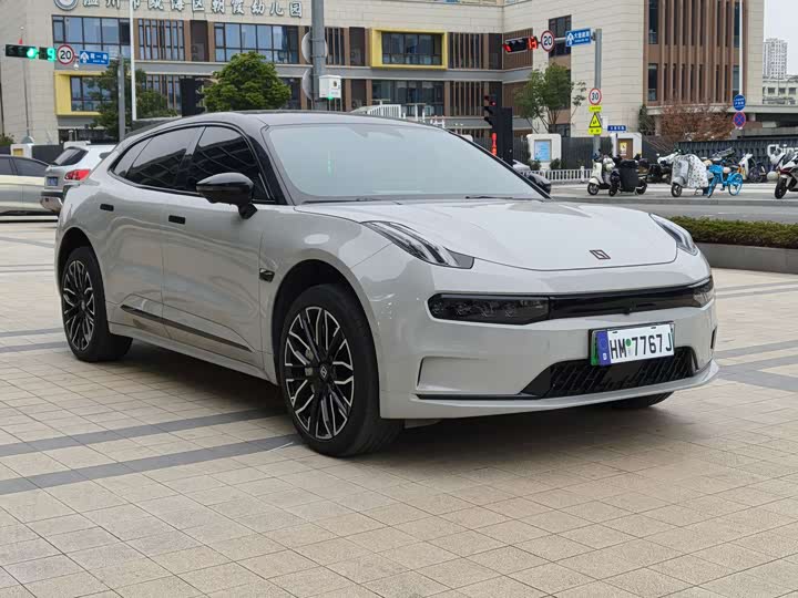 Фото 2 - Zeekr 001