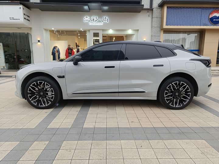 Фото 4 - Zeekr 001