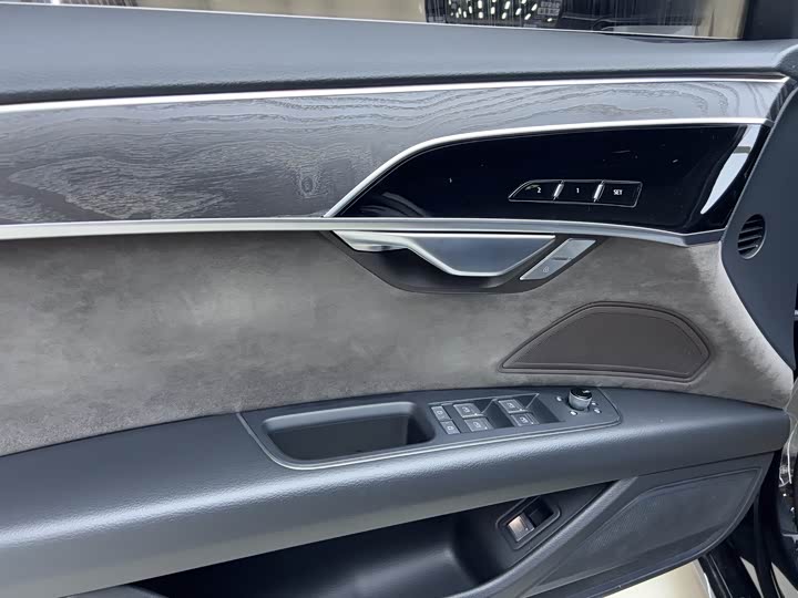 Фото 8 - Audi A8