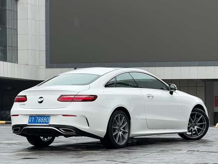 Фото 3 - Mercedes-Benz E-Class