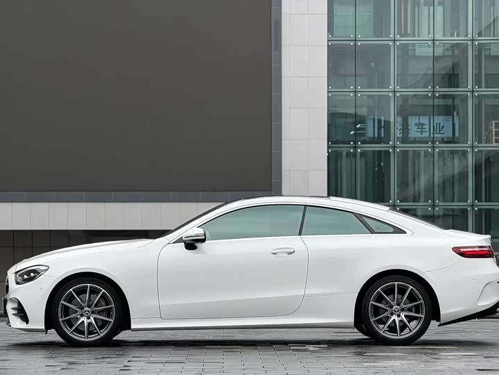 Фото 4 - Mercedes-Benz E-Class