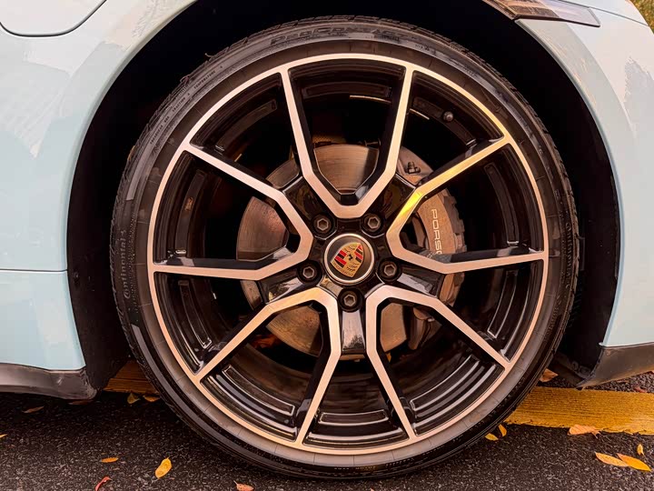 Фото 2 - Porsche Taycan