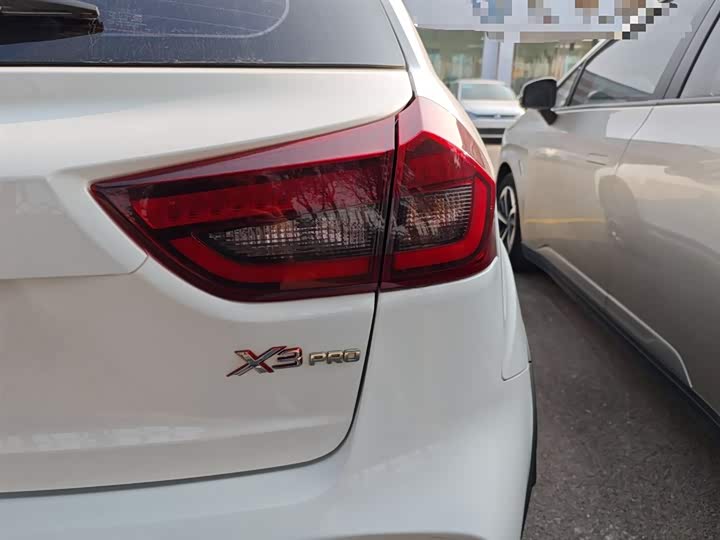 Фото 8 - Geely Vision X3