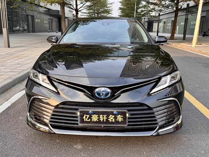 Фото 2 - Toyota Camry