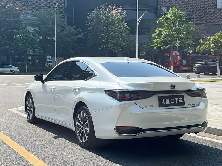 Фото 7 - Lexus ES