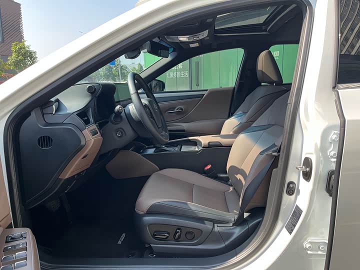 Фото 8 - Lexus ES