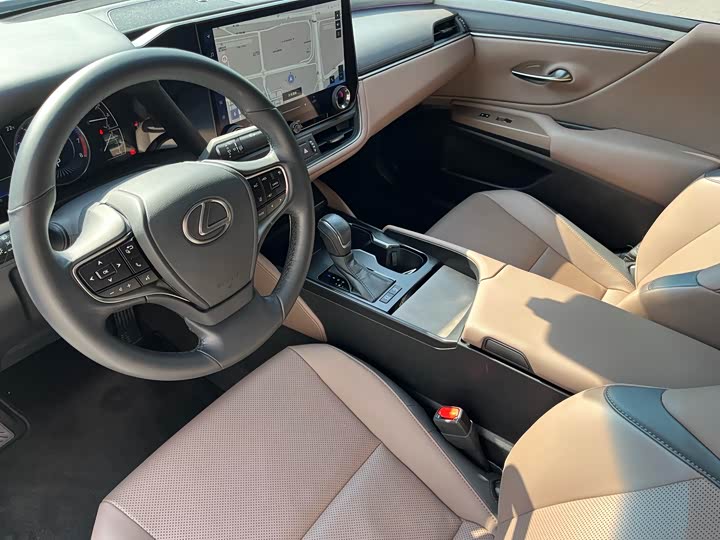 Фото 9 - Lexus ES