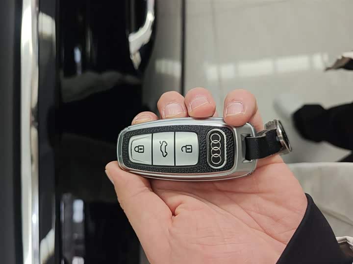 Фото 9 - Audi A6L Hybrid