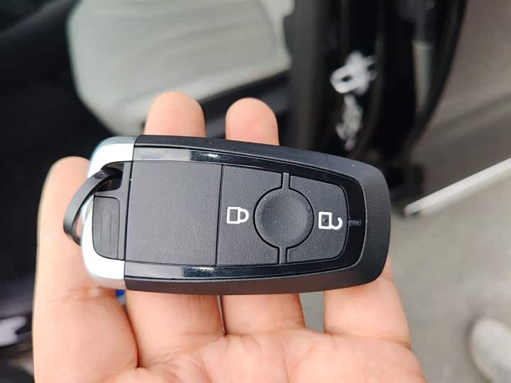 Фото 9 - Ford Escape