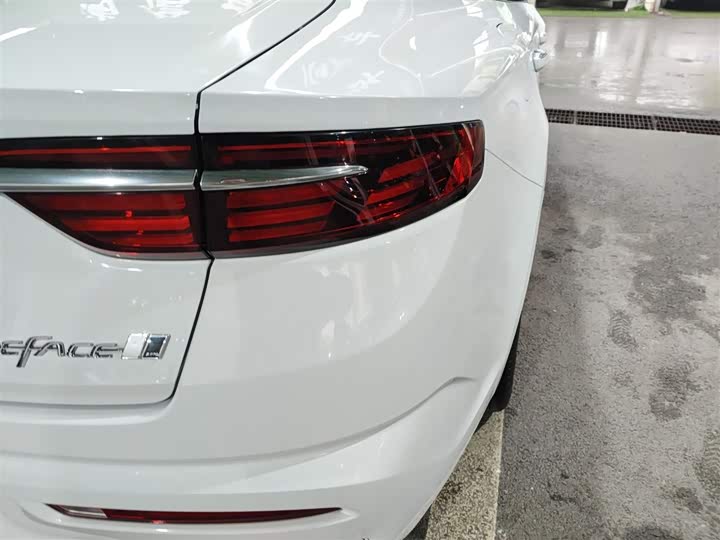 Фото 8 - Geely Preface