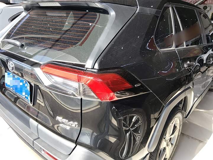 Фото 8 - Toyota RAV4