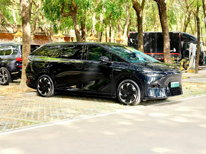 Фото 3 - XPeng X9