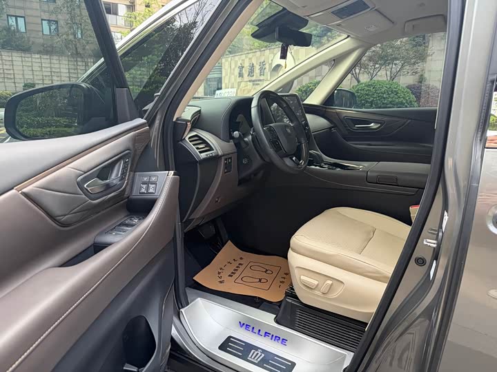 Фото 5 - Toyota Vellfire