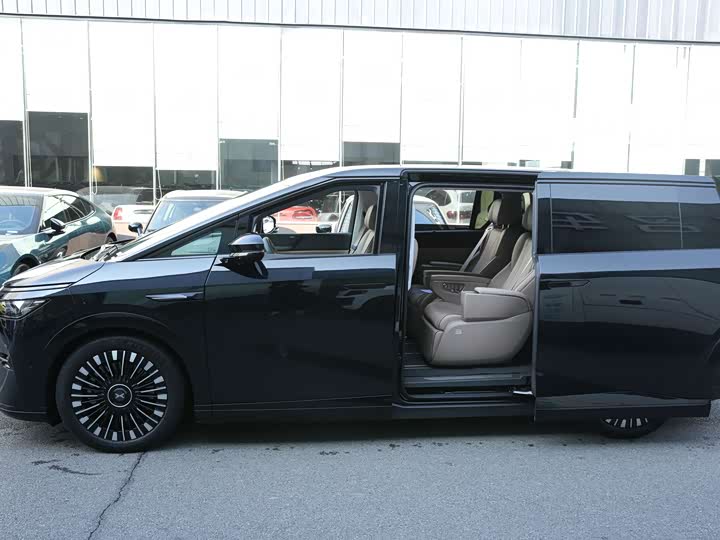 Фото 3 - XPeng X9