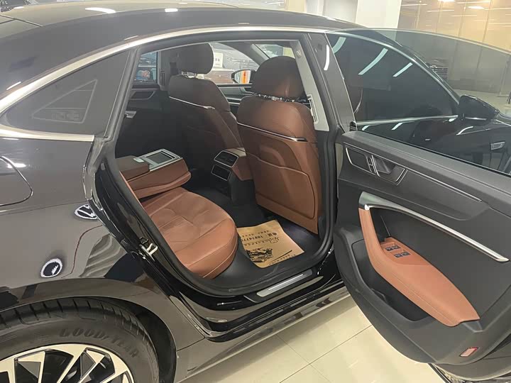 Фото 9 - Audi A7L