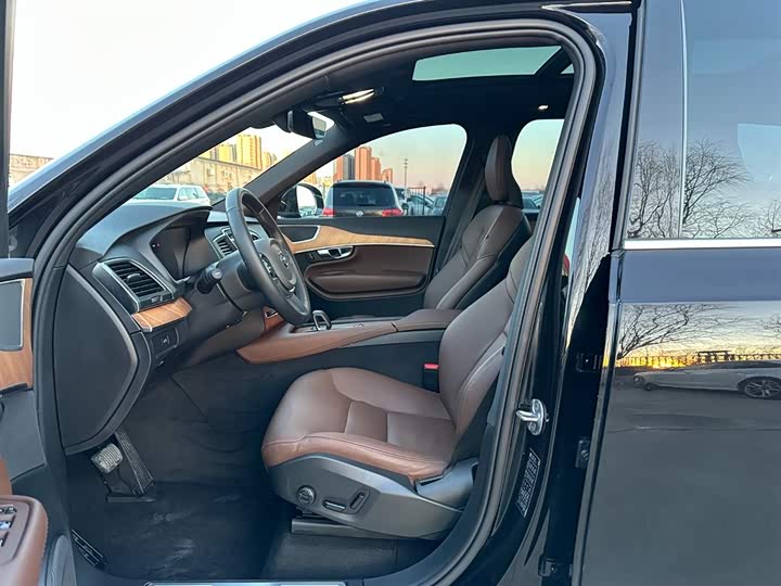 Фото 9 - Volvo XC90