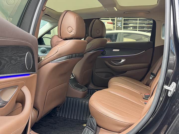 Фото 4 - Mercedes-Benz E-Class