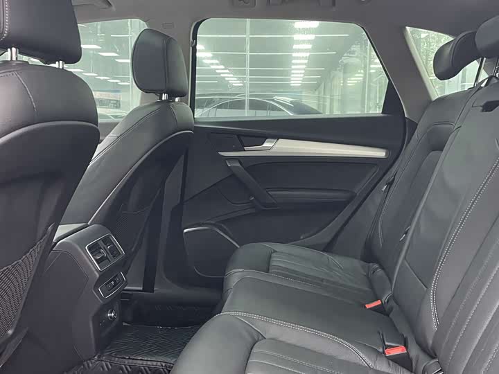 Фото 6 - Audi Q5L